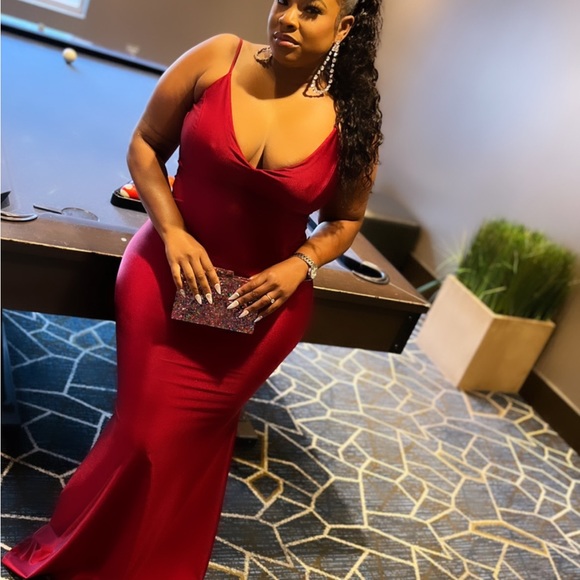 Burgundy Red Gown Fashionnova size large - Picture 2 of 10